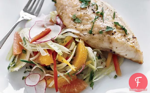 Pargo vermelho com salada de frutas cítricas e erva-doce