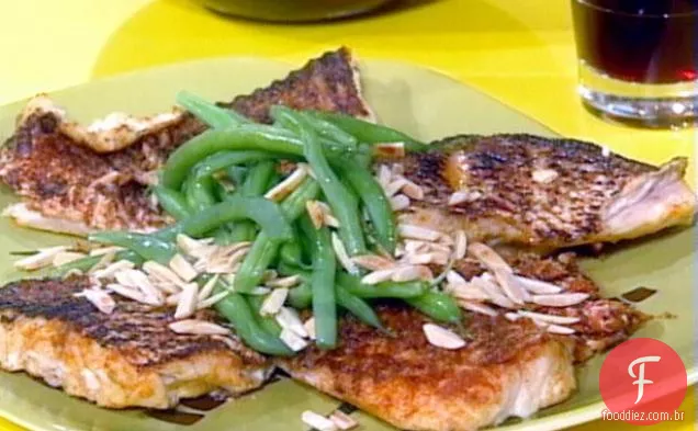 Pargo grelhado de estilo espanhol com molho de tomate e Azeitona Verde