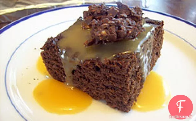 Bolo De Chocolate Com Molho De Caramelo De Mel E Chocolate Coberto C