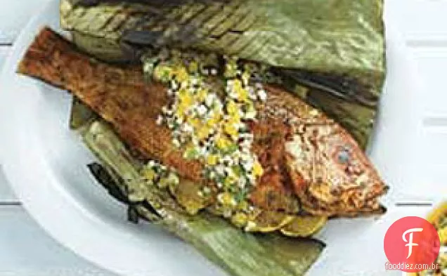 Pargo vermelho grelhado em folhas de bananeira
