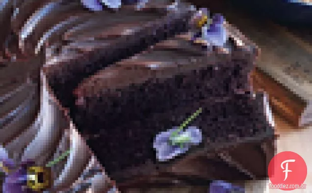 Bolo de Chocolate gigante com ganache de chocolate agridoce e flores comestíveis