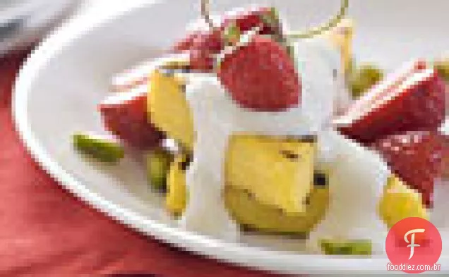 Bolo De Polenta Com Iogurte De Flor De Laranjeira, Bagas E Pistache