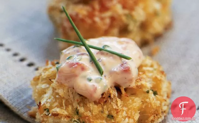 Bolo De Caranguejo panko-crusted morde com pimenta assada-Chive Aioli