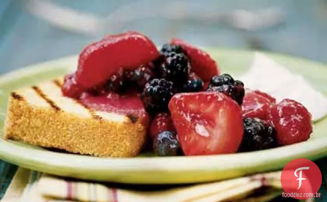 Bolo de Polenta com frutas do final do verão