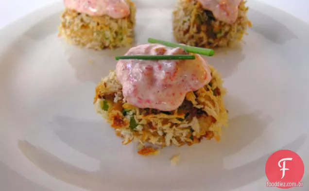 Bolo De Caranguejo panko-crusted morde com pimenta assada-chive Aioli