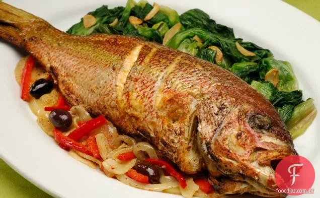 Peixe Inteiro Assado Com Erva-Doce E Azeitonas