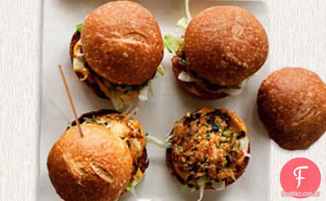 Sliders de bolo de caranguejo com maionese picante