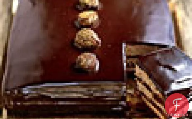 Chocolate escuro - Bolo De Caramelo com castanhas douradas