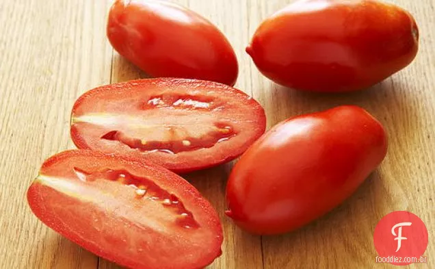Pargo vermelho assado em um molho de tomate Mediterrâneo