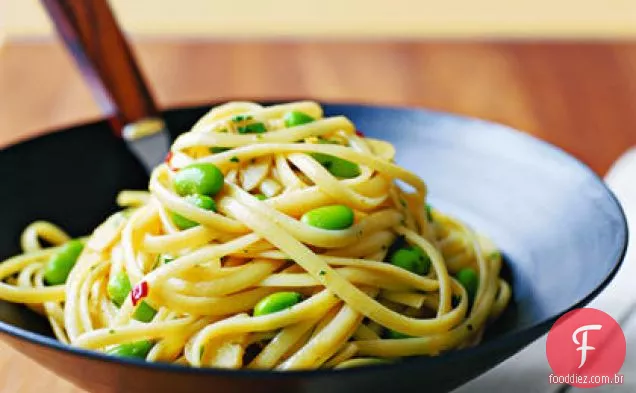 Linguine com alho e soja
