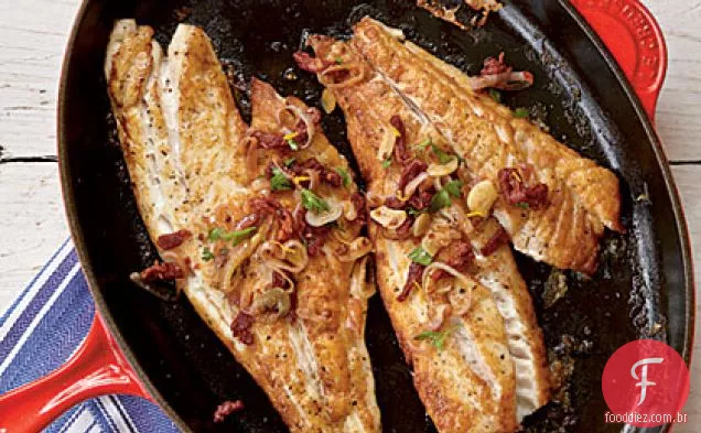 Filetes de Pargo torrados com tomates secos ao sol e alho