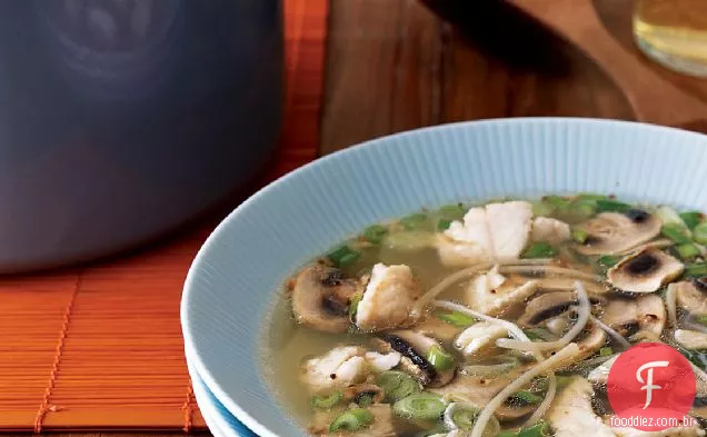 Sopa de pargo vermelho com brotos de feijão fresco e óleo de alho