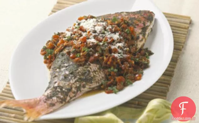 Vermelho Snapper Cancato estilo com chouriço-tomate Salsa