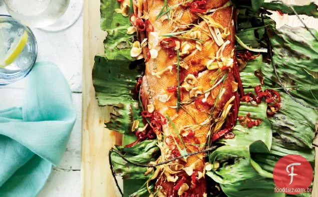 Peixe grelhado inteiro com alho crocante e pimenta vermelha