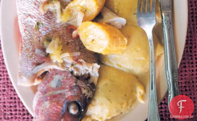 Peixe Cozido Com Molho De Cebola E Fungos