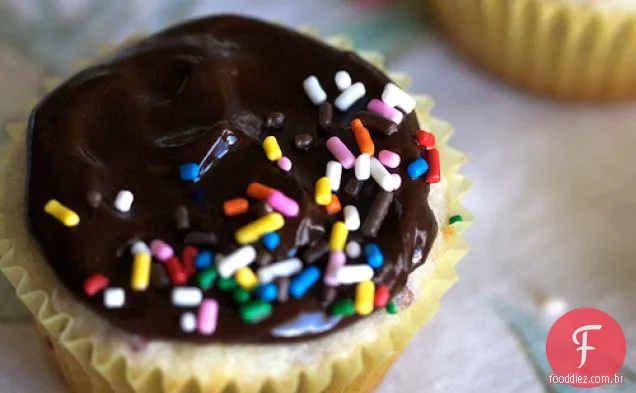 Cupcakes De Amêndoa De Framboesa Com Ganache De Chocolate