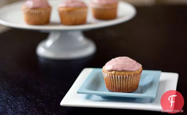 Cupcakes De Amêndoa Saudáveis Com Cobertura De Romã