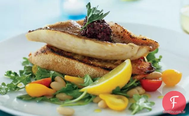 Filetes de pargo vermelho em torradas de alho com rúcula salada de feijão branco