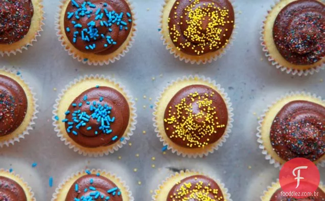 Cupcakes De Baunilha Com Creme De Manteiga De Chocolate