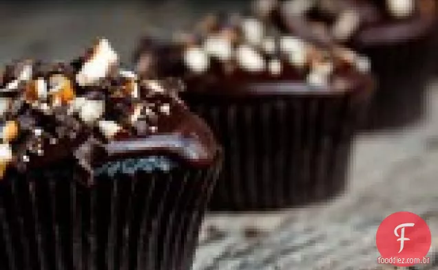 Cupcakes Robustos Com Pretzels Cobertos De Chocolate