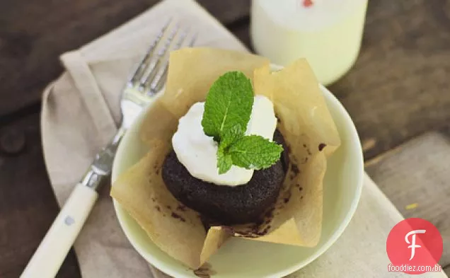 Cupcakes De Leitelho De Chocolate Com Chantilly Com Infusão De Hortelã