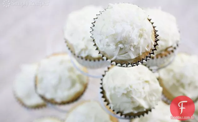Cupcakes De Coco Com Cobertura De Queijo Creme De Coco