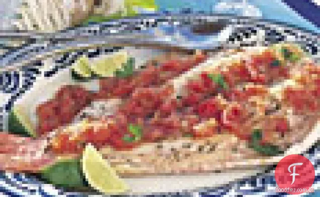 Peixe inteiro grelhado com molho de tomate assado-Chile