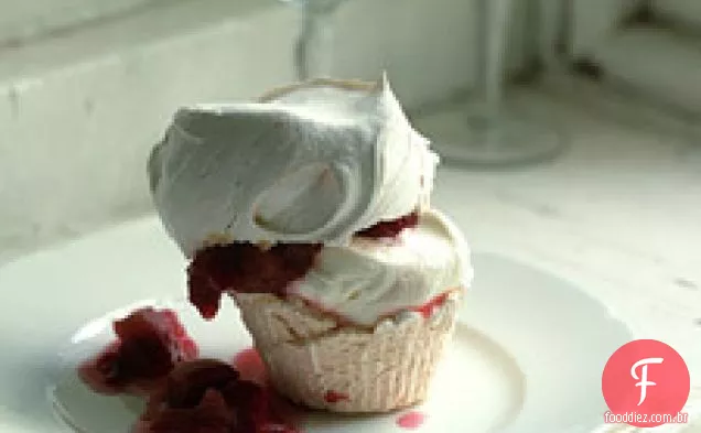 Cupcakes De Merengue Com Ruibarbo Cozido E Framboesas