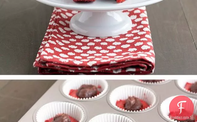 Cupcakes de veludo vermelho recheados com Chocolate