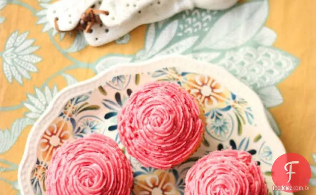 Cupcakes De Limão Doce Com Cobertura De Framboesa