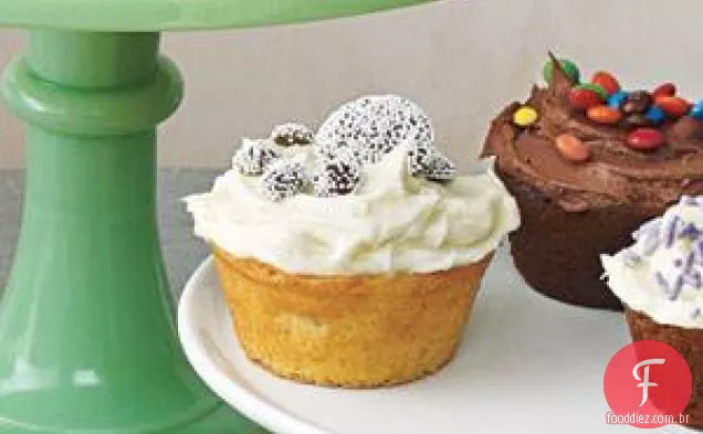 Cupcakes Amarelos Com Cobertura De Baunilha E Nonpareils