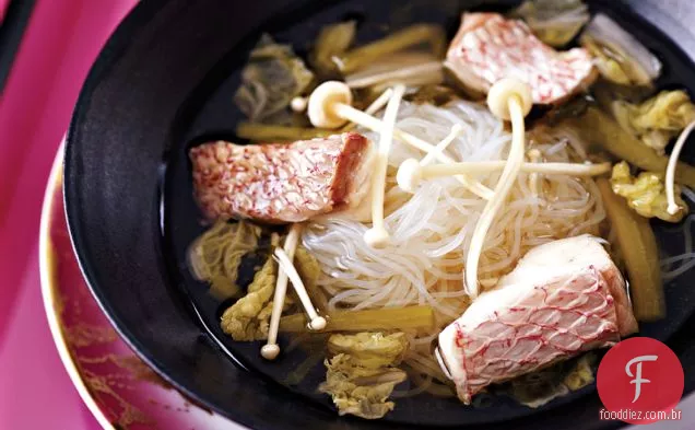 Sopa de peixe azedo com repolho Napa e cogumelos Enoki