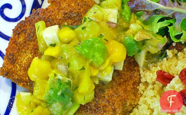 Peixe Crocante De Farinha De Grão De Bico Com Salsa De Frutas Frescas