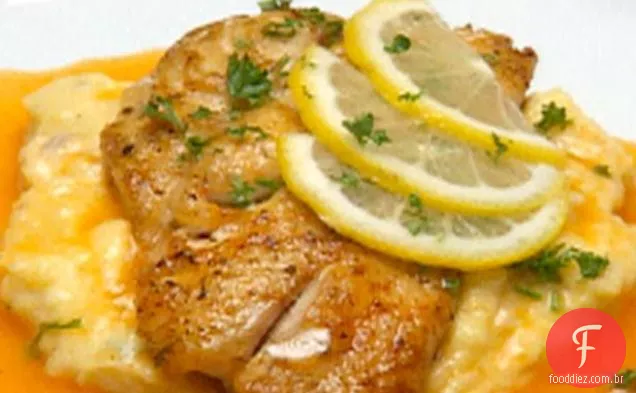 Cajun pargo e camarão sobre Bacon queijo cheddar grãos com pimenta vermelha Coulis