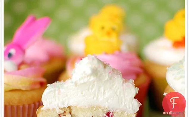 Cupcakes de baunilha recheados com framboesa com cobertura de Creme De Manteiga