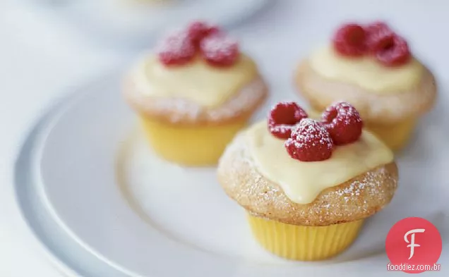 Cupcakes de baunilha com creme de limão e framboesas