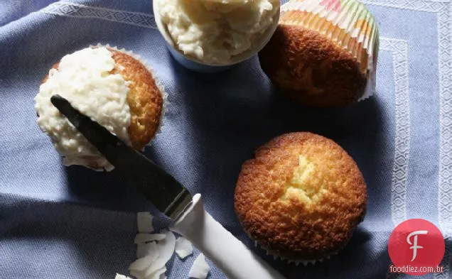 Cupcakes De Coco Com Cobertura De Coco