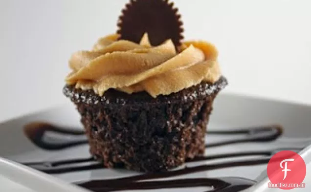 Cupcakes De Chocolate Com Cobertura De Manteiga De Amendoim