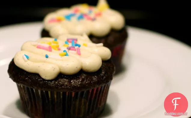 Cupcakes De Chocolate Ricos Com Cobertura De Feijão De Baunilha