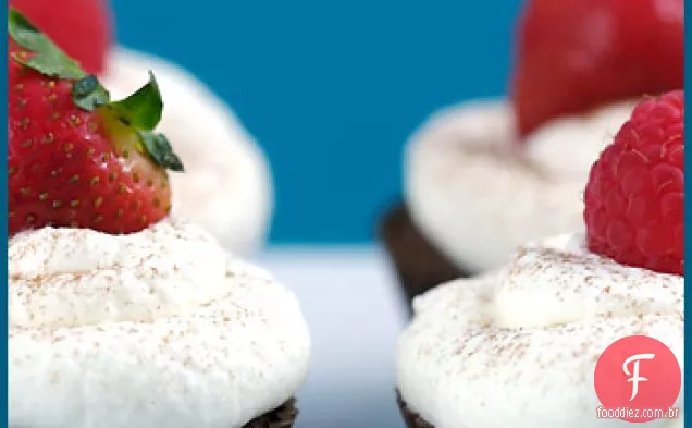 Cupcakes De Chocolate Com Chantilly De Lavanda
