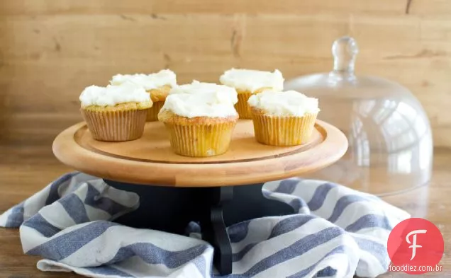 Cupcake De Pêssego Assado Com Creme De Manteiga De Baunilha