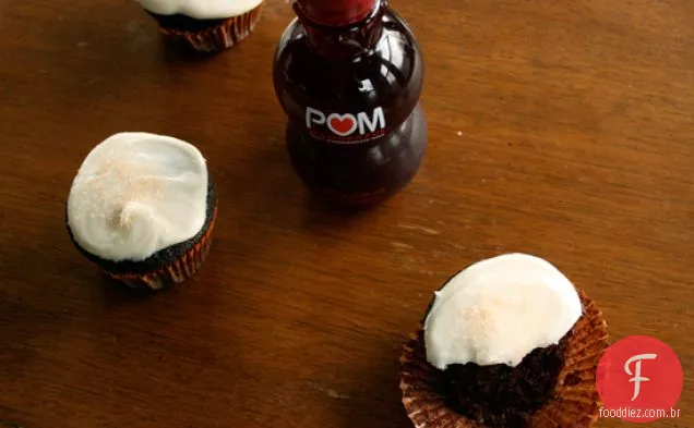 Cupcakes De Chocolate Pom Com Cobertura De Creme De Queijo De Baunilha