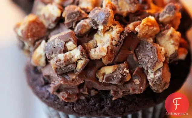 Cupcakes Snickers Decadentes Com Recheio De Mousse De Chocolate