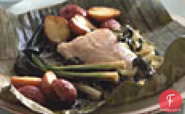 Peixe embrulhado em folhas de bananeira com Chile Rajas e Crema