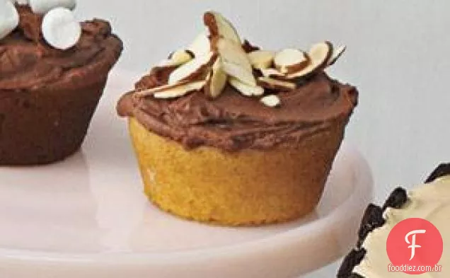 Cupcakes Amarelos Com Cobertura De Creme Azedo De Chocolate E Torrado
