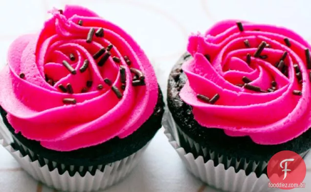 Cupcakes De Chocolate Ricos Com Cobertura De Feijão De Baunilha