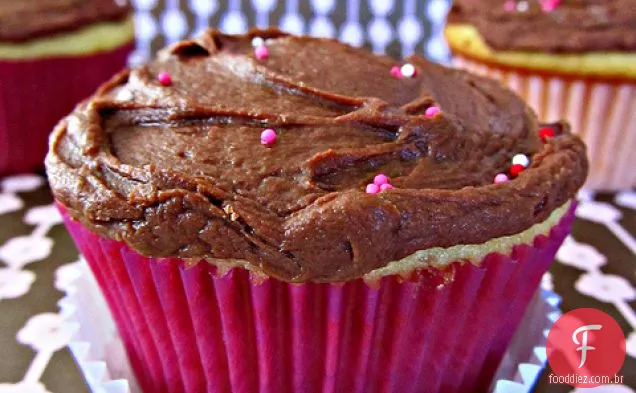 Cupcakes amarelos cheios de geléia com cobertura de Fudge
