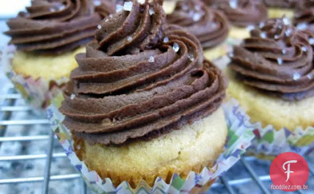 Cupcakes De Manteiga De Amendoim Com Cobertura De Chocolate E Flor De Sel