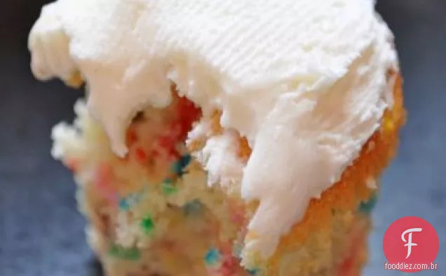Confetes Cupcakes com cobertura de Creme De Manteiga