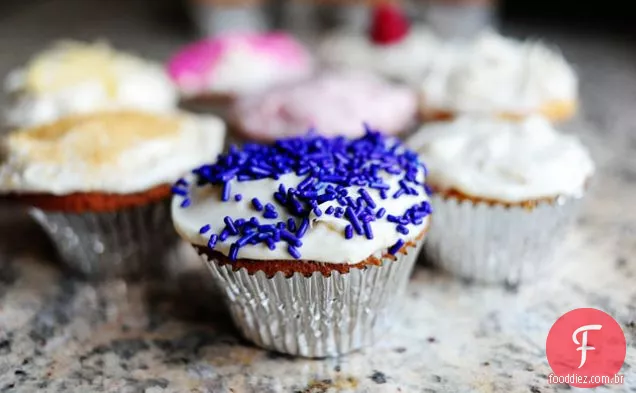 Cupcakes básicos de baunilha com cobertura de Cream Cheese de baunilha
